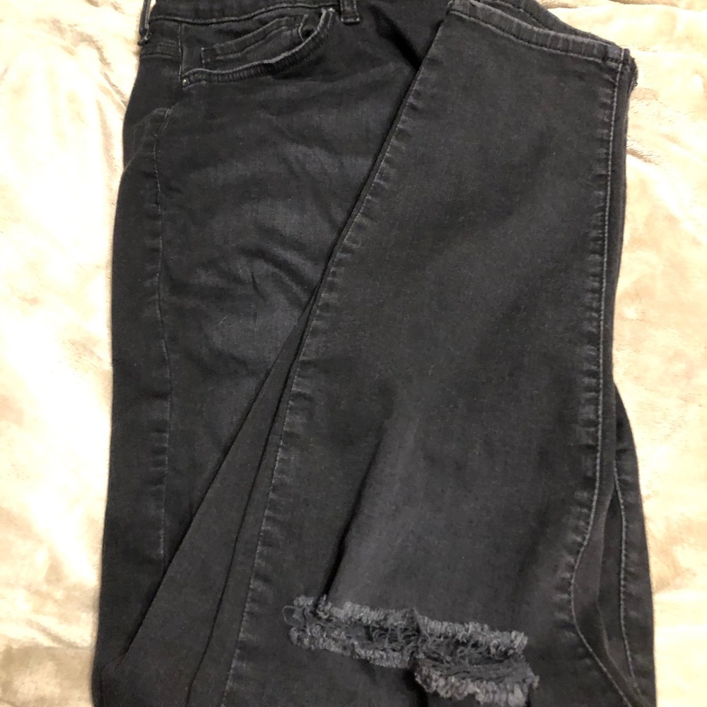 Forever 21 black distressed skinny Jean